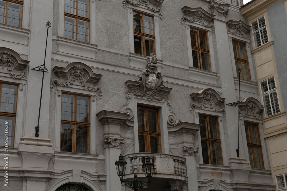 Obraz premium A tall and elegant building featuring a wide balcony with intricate railings and a striking statue majestically perched on its rooftop