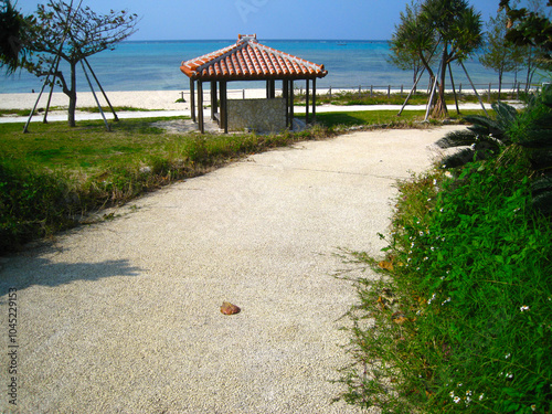 冬の沖縄　宇座ビーチ(東屋と遊歩道) photo