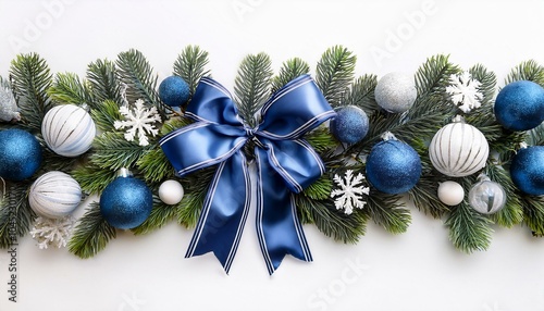 青と白のオーナメントで飾られたクリスマスツリーの枝のボーダーガーランド（blue & white ornament Christmas tree branches border garland）
 photo