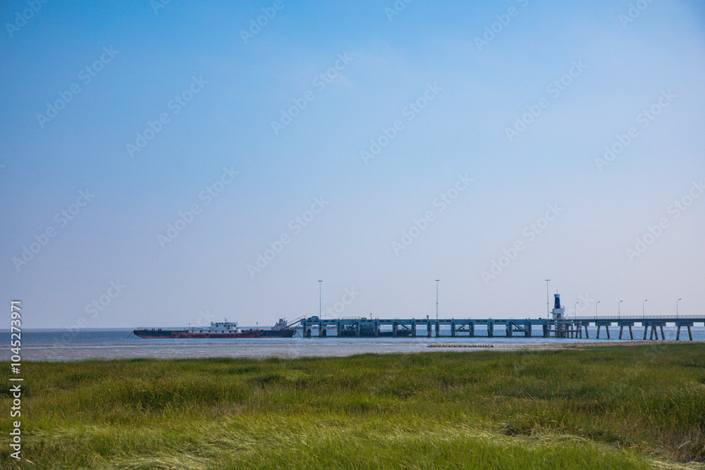 Fototapeta premium Hengsha Island, Shanghai - Seaside scenery against a blue sky