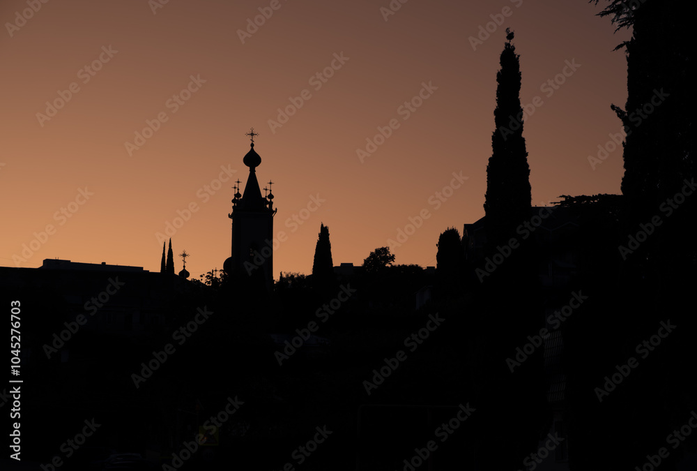 Naklejka premium The silhouette of the temple in the early morning at sunrise.