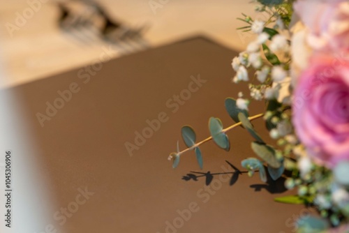 Nahaufnahme einer Speisekarte auf einem festlich gedeckten Tisch mit Blumenstrauß photo