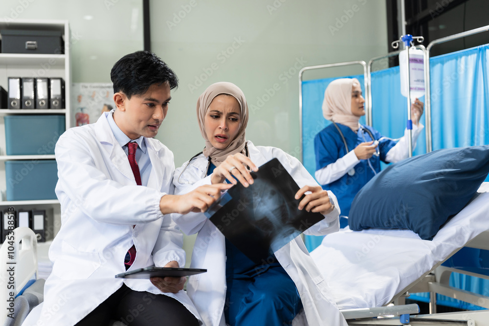 Obraz premium Medical team working on digital tablet healthcare doctor technology tablet using computer analyzed the results of medical reports at the hospital.