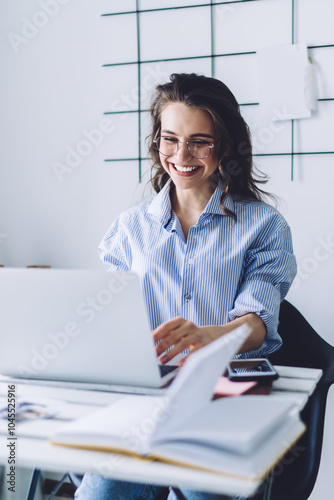 Obraz na płótnie Happy woman working at laptop while sitting at desk w salonie