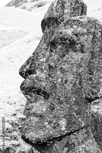 dos moai en blanco y negro 