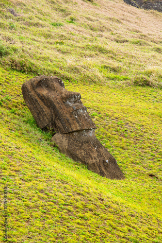 un moai acostado 
