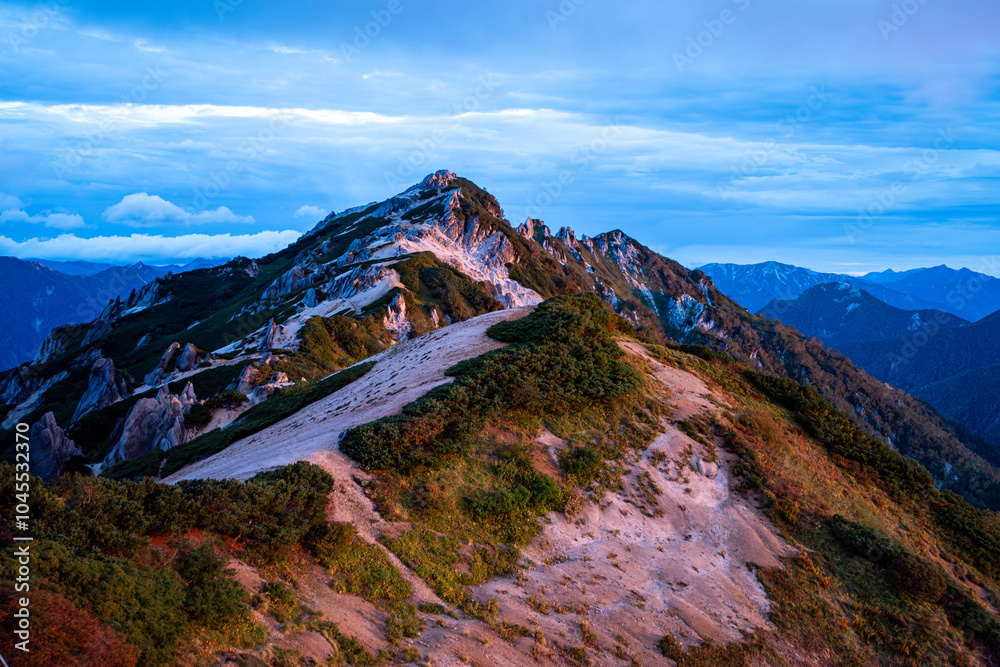Naklejka premium 長野県北アルプスにある夏の朝日に照らされた燕岳Tsubame-dake in the summer morning sun in the Northern Alps, Nagano Prefecture, Japan.