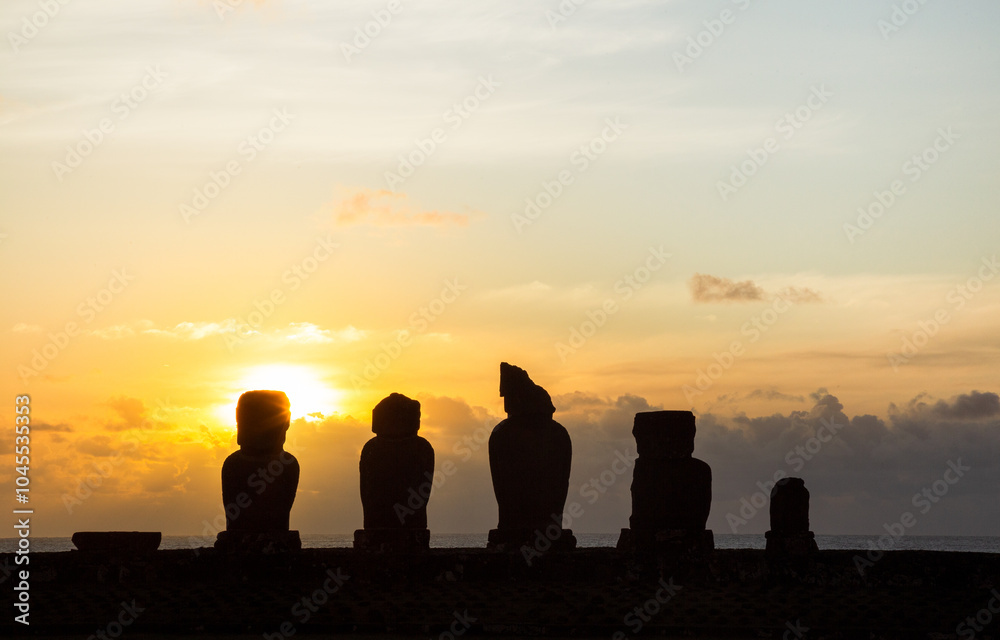atardecer con moais en isla de pascua atardecer con moais en isla de pascua