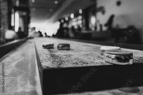 Obraz na płótnie Timeless Shuffleboard Moments w salonie