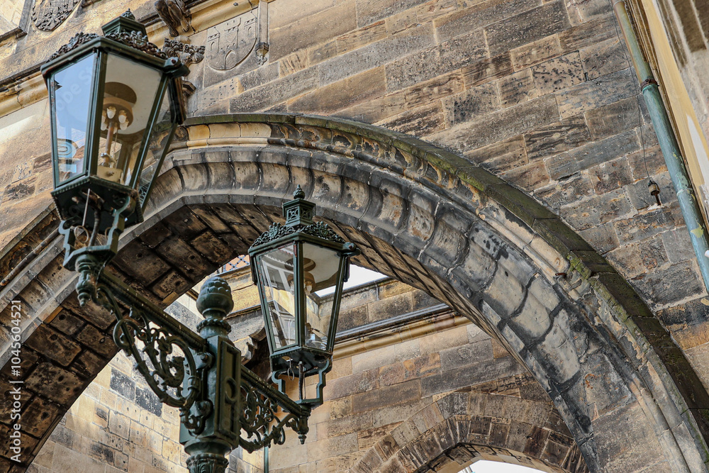 Fototapeta premium Beautifully Charming and Vintage Street Lanterns Elegantly Placed Under an Archway