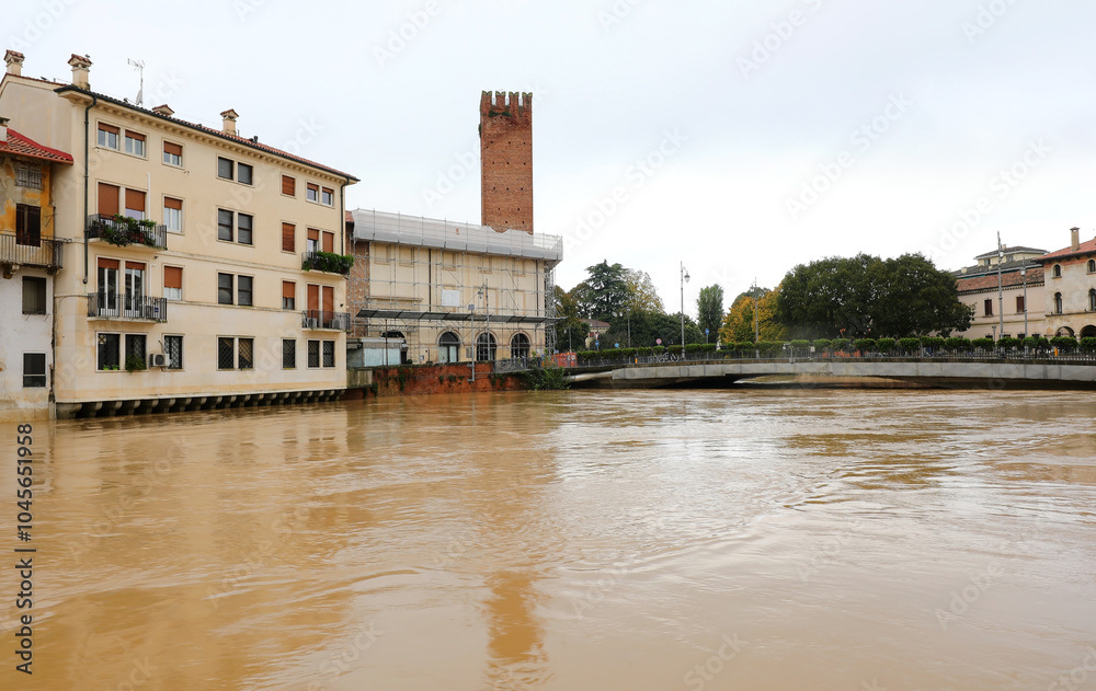 Fototapeta premium dramatic view of the Bacchiglione River and the bridge in the historic center of Vicenza, Italy during a flood