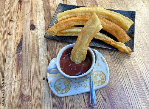 comiendo chocolate con churros porras en una cafetería bar IMG_7235-as24