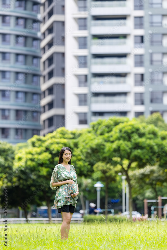 Obraz premium Pregnant woman in the city park garden