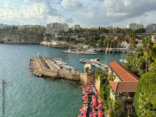 Obraz na płótnie The marine harbor and beach in the old town of Antalya, Turkey w salonie