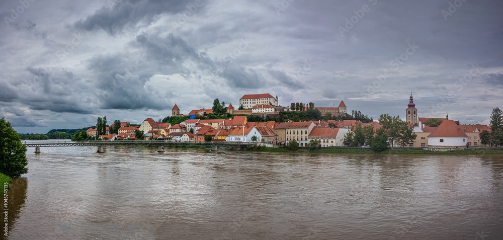 Obraz premium Panoramic view of a medieval town nestled on an island in a river