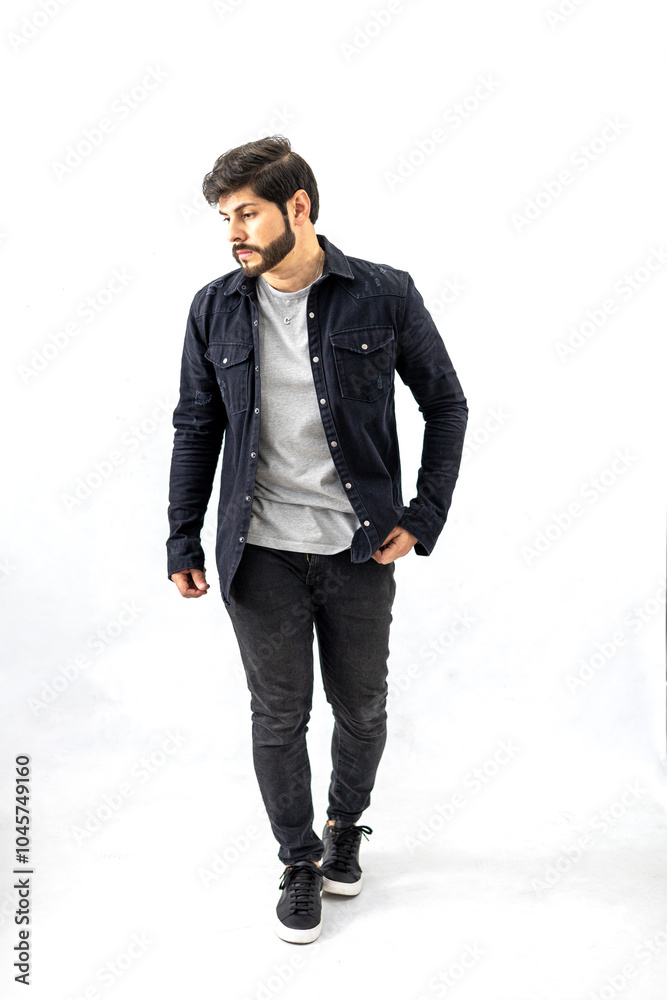 Homem de barba andando com elegência em fundo branco Homem de barba andando com elegência em fundo branco