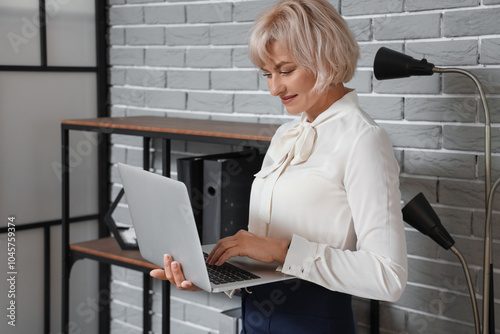 Beautiful mature businesswo...