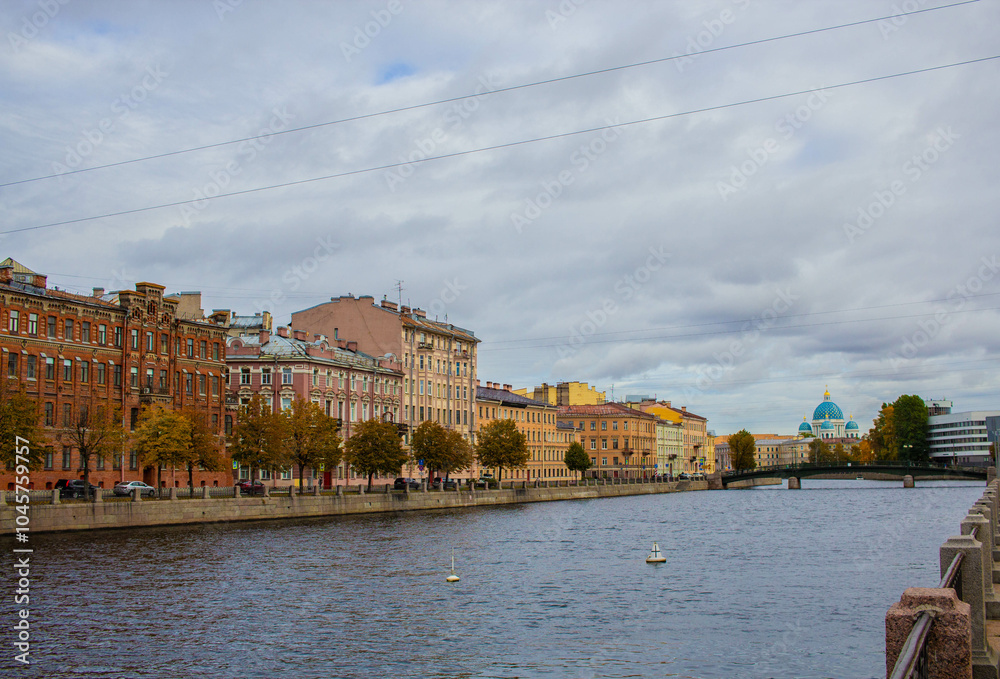 Obraz premium View of the canal in the center of the old town in St. Petersburg, Russia on a cloudy day