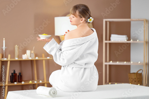 Young woman with sea salt i...