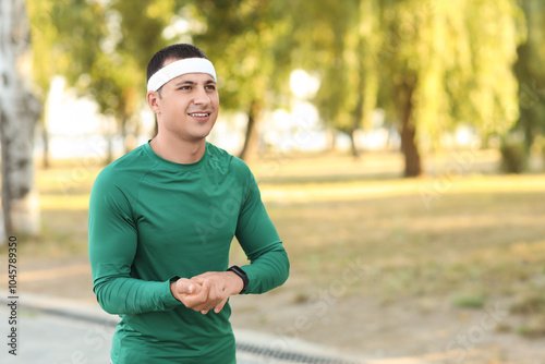 Sporty young man checking p...
