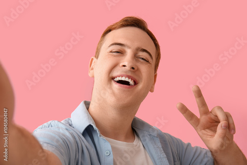 Young man showing victory g...
