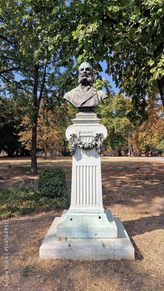 Obraz premium Statue of a person in the park