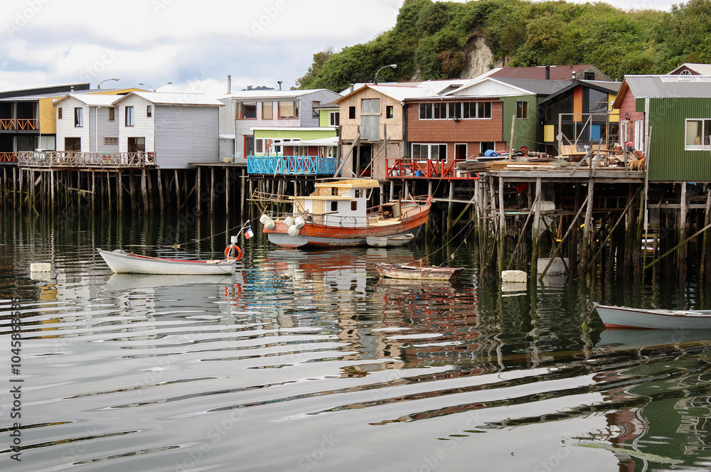 panorámica de construcciones de casas palafitos, típicas de la isla de Chiloé, junto a pequeñas embarcaciones panorámica de construcciones de casas palafitos, típicas de la isla de Chiloé, junto a pequeñas embarcaciones