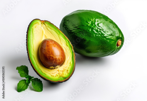 Halbierte und ganze Avocado, begleitet von frischen Minzblättern, auf weißem Hintergrund. Frisch und appetitlich angerichtet. Generative KI photo