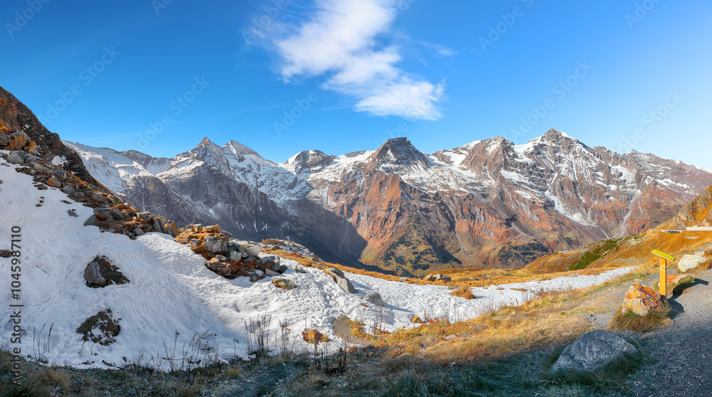 Obraz premium Incredible view of moutaine scenery at Grossglockner High Alpine Road during autumn.