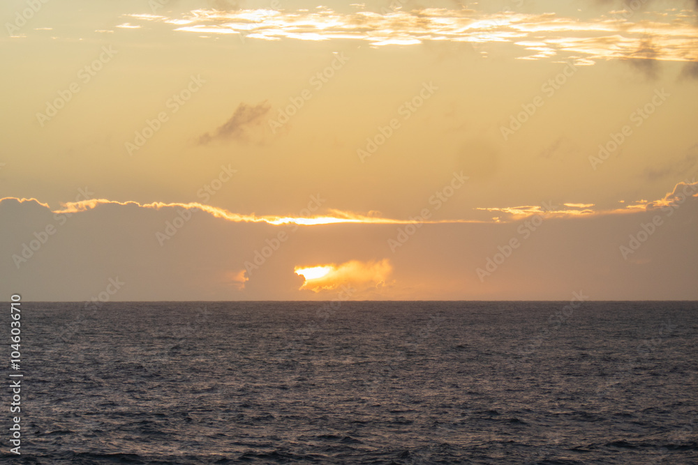 Obraz premium A Hawaiian Sunset over the Pacific Ocean