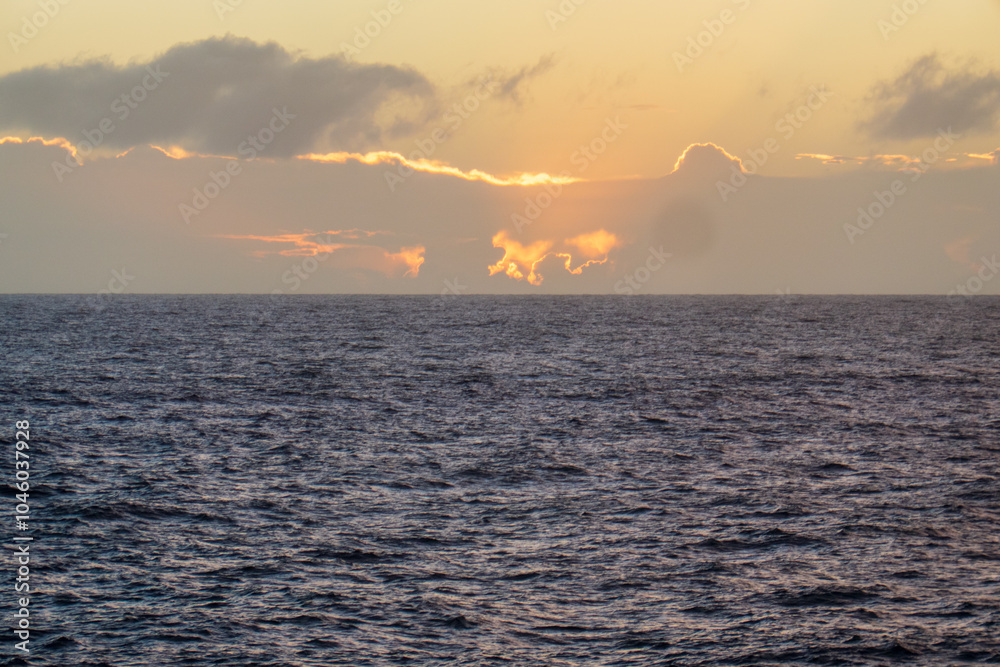 Fototapeta premium A Hawaiian Sunset over the Pacific Ocean