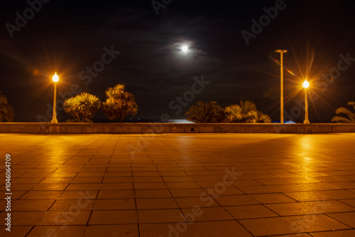 Luna llena sobre el mar en una noche con nubes