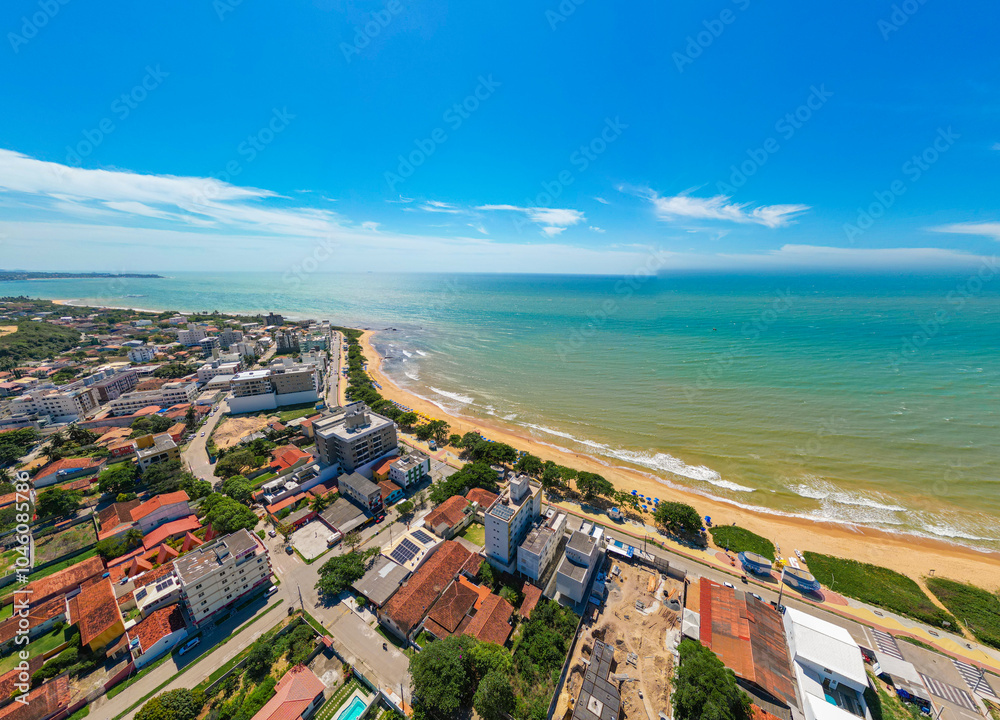 Fototapeta premium Imagem aérea da praia de Castelhanos em um dia ensolarado. Areias brancas, mar calmo e piscinas naturais.