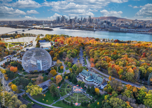 Fototapeta Naklejka Na Ścianę i Meble -  Aerial view of Montreal city in autumn