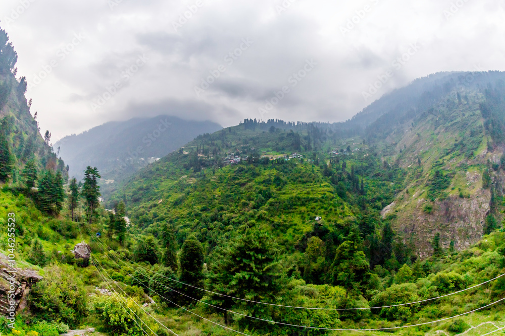 Obraz premium Parvati river and local houses in manikaran village in parvati valley at himachal pradesh state of India.