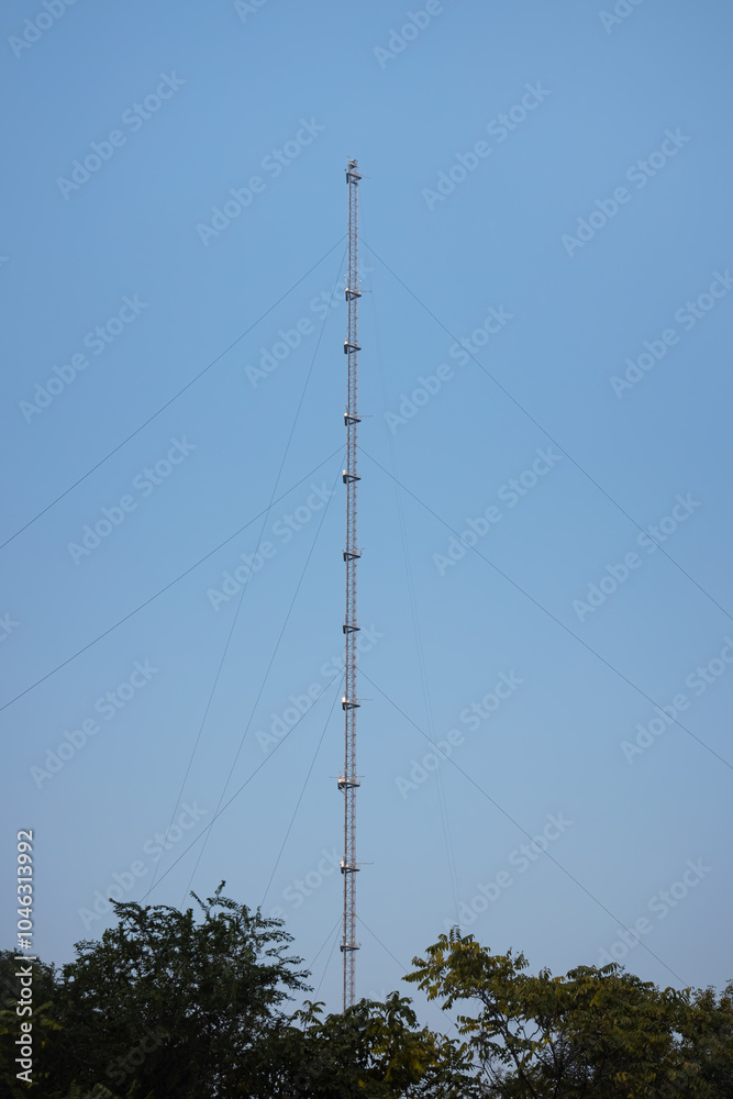 Obraz premium A tall black radio tower with antennas