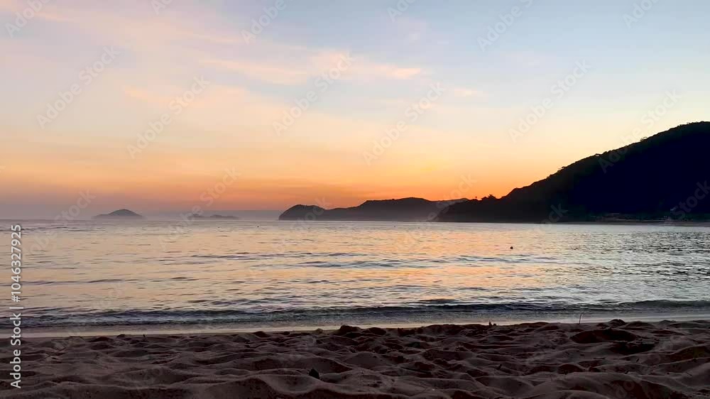 Time-lapse pôr do sol na praia movimentada. muito movimento à beira-mar, com barcos no fundo e muitas pessoas circulando pela praia, até escurecer. Ao fundo, Ilha das Couves e Ilha As Ilhas.