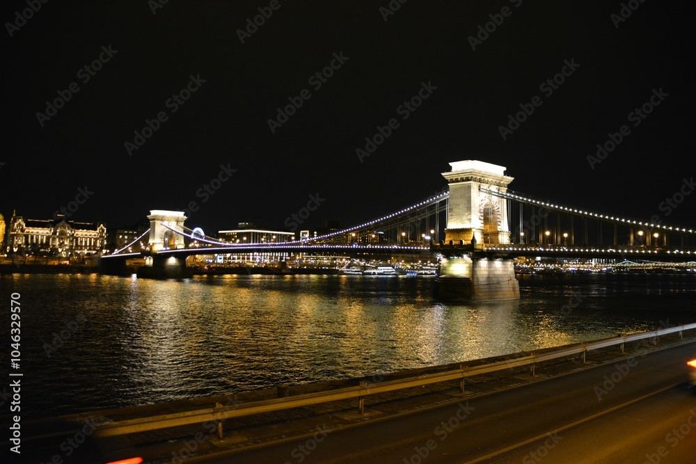 Obraz premium 夜のセーチェーニ鎖橋