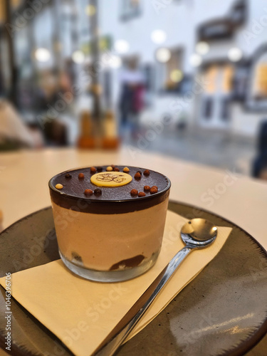 Obraz na płótnie Chocolate mousse cake with a layer of dark chocolate on top in the café w salonie