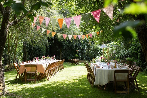 Partydekoration für eine Gartenparty, Selbst gebastelte Girlanden Dekoration für ein Sommerfest  photo