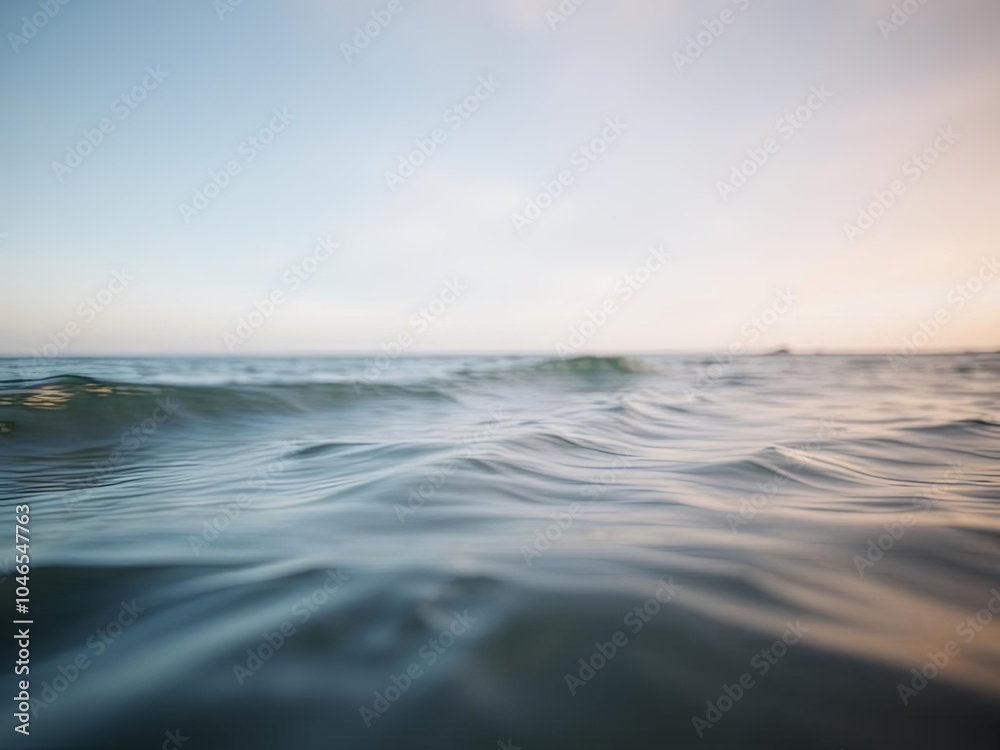 Obraz premium Ocean waves with soft ripples in the morning light