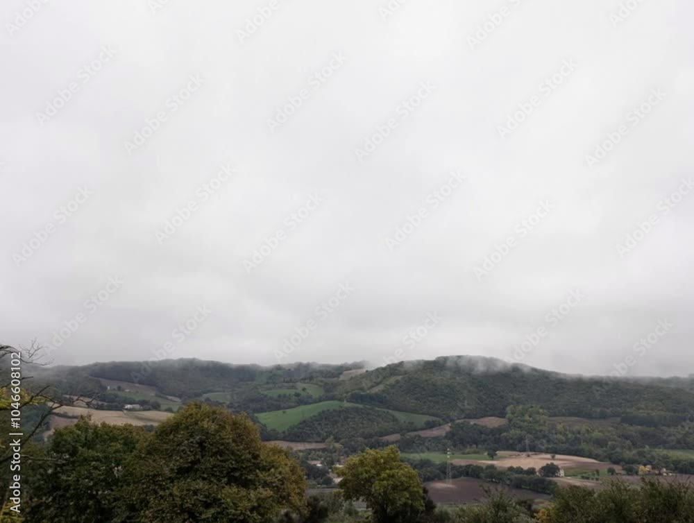 La nebbia sulle cime nella valle in autunno La nebbia sulle cime nella valle in autunno