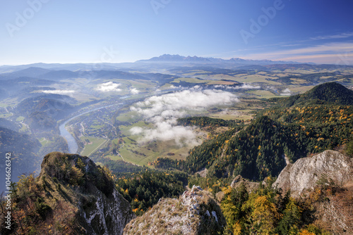 Obraz na płótnie Beautiful mountain landscape. View from the Trzy Korony peak. The Tatra Mountains in the distance. The Dunajec River Valley. Autumn landscape. Clouds below the peaks. A winding river. Sromowce Niżne, w salonie