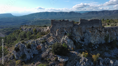 vue aérienne du chateau d'Opoul dans les Pyrénées Orientales