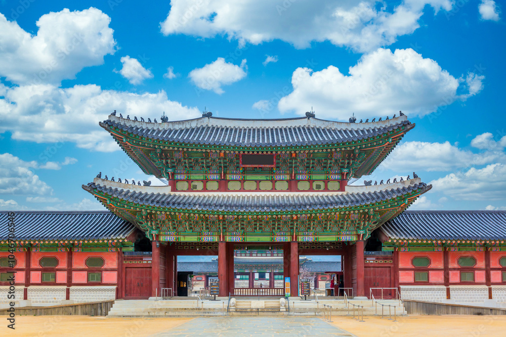 Fototapeta premium Gyeongbokgung palace in Seoul City, South Korea, Gyeongbokgung palace landmark of Seoul, South Korea, Korean wooden traditional house in Gyeongbokgung the main royal palace, Seoul, South Korea.