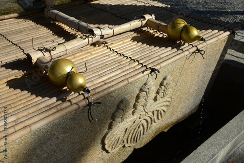 豊国神社　境内の手水鉢　京都市東山区 photo