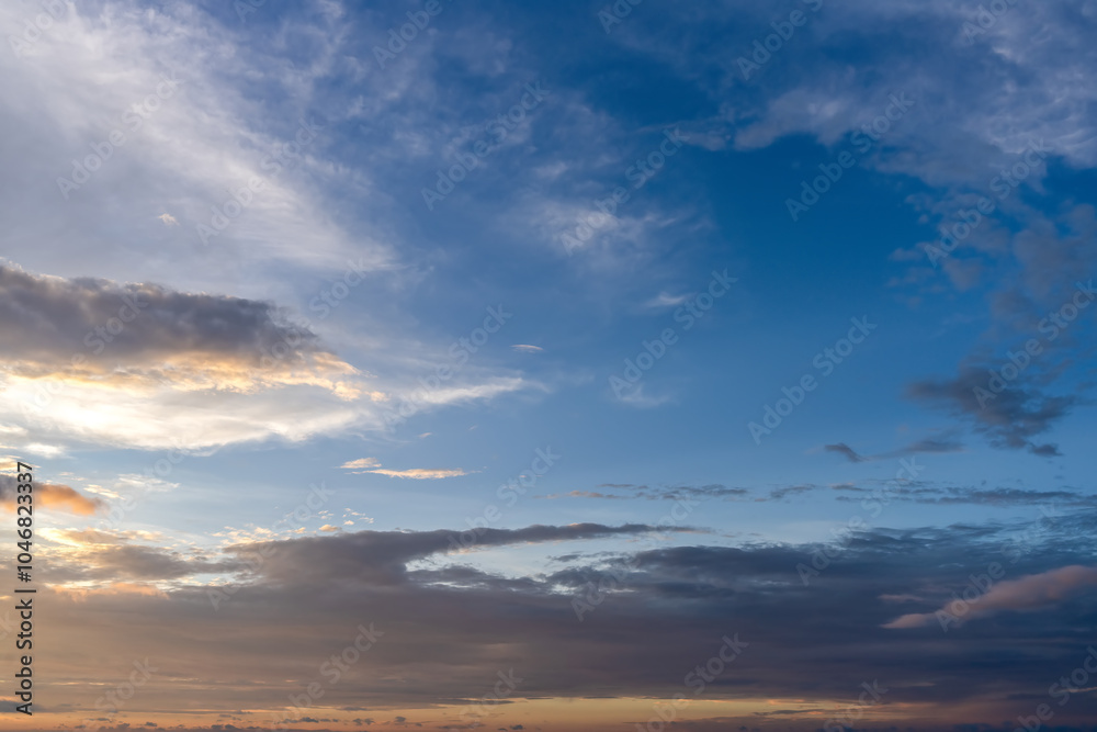 Fototapeta premium Breathtaking Sunrise Sky with Dramatic Clouds Over Calm Horizon