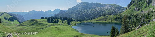Vue panoramique depuis le col sur le lac et les montagnes avoisinantes à Seebergsee en Suisse