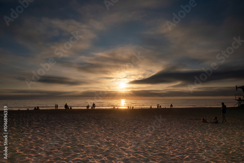 Wallpaper Mural Turistas en la orilla del mar Torontodigital.ca
