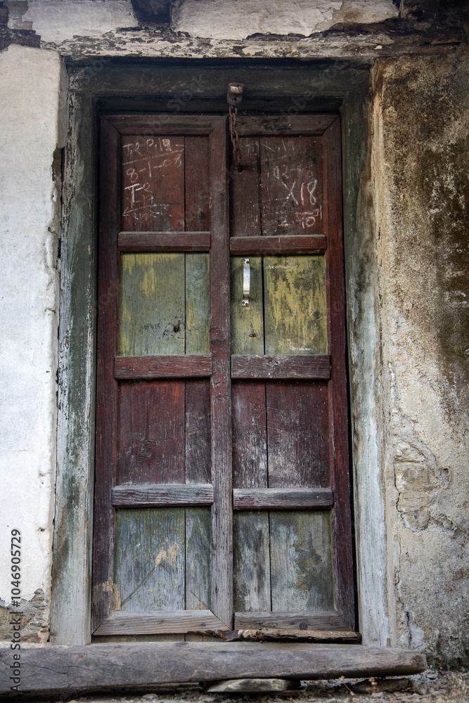 Obraz premium old wooden door of the house in small village of India, Uttarakhand